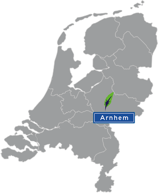 Grijze kaart van Nederland met Arnhem aangegeven voor maatwerk taalcursus Spaans zakelijk - blauw plaatsnaambord met witte letters en Dagnall veer - transparante achtergrond - 600 * 733 pixels